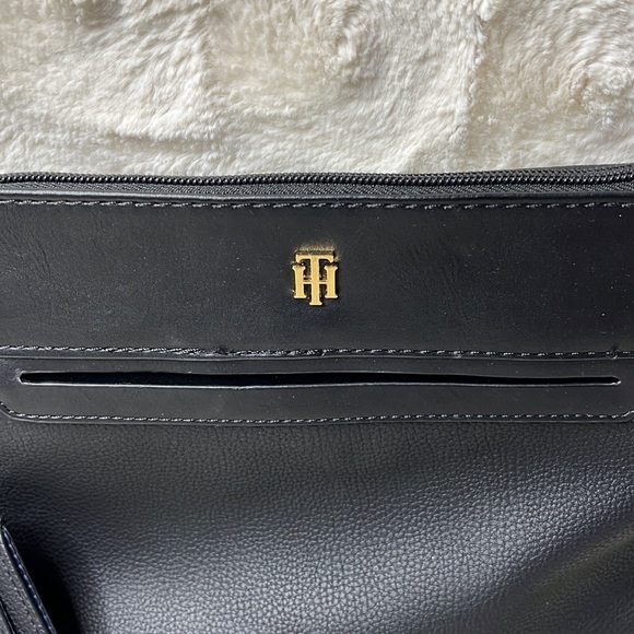 Tommy Hilfiger black crossbody with gold detail. Pouch card holder included - Picture 3 of 12